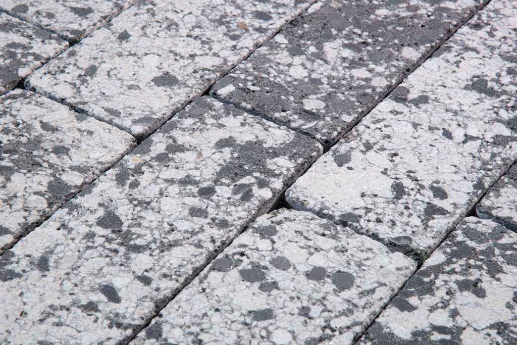 Тротуарная плитка Готика Granite FINERRO, Диорит, Полигональ, 893х780х80 мм