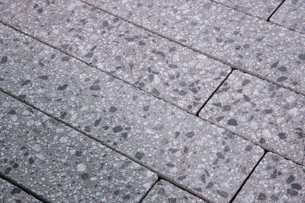Тротуарная плитка Готика Granite FINERRO, Галенит, Полигональ, 893х780х80 мм